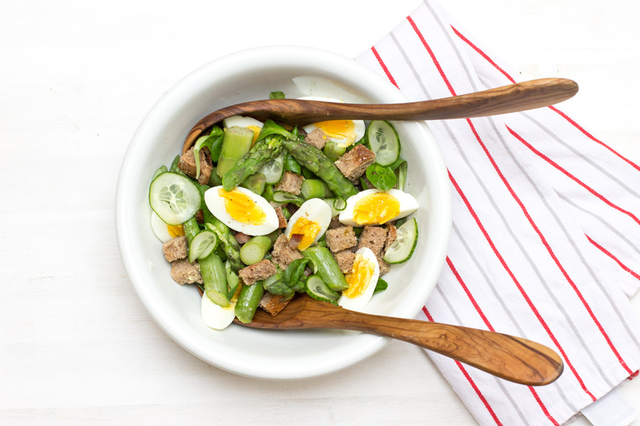 Delicious spring bread salad with asparagus, bacon and egg