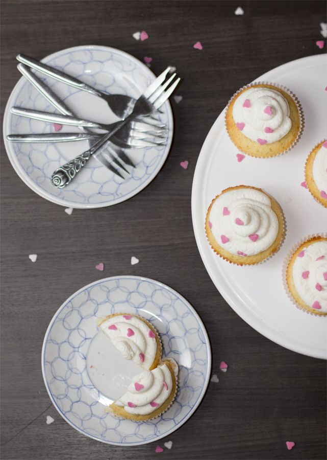 Valentines-day-heart-cupcake-setting