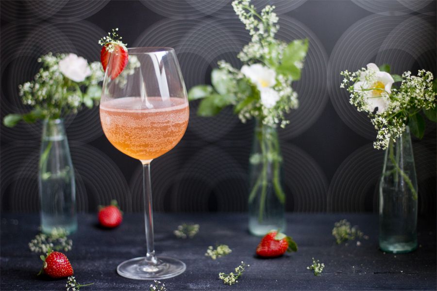 strawberry-balm-prosecco-summer-drink