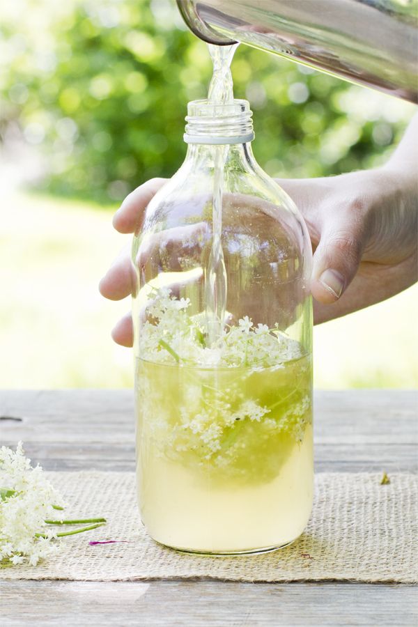 homemade elderflower infused vinegar recipe - made in a few minutes and gives just the extra taste to every summer salad!