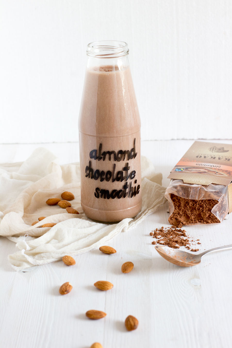 A healthy smoothie recipe that tastes like a delicious dessert to drink: 3 ingredients almond chocolate smoothie!