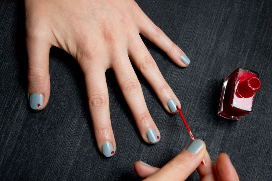 Valentines-day-nail-art-heart-painting