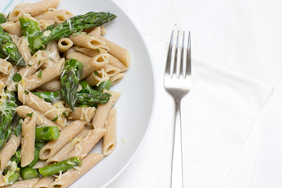 Green asparagus lemon pasta - fresh and easy lunch recipe