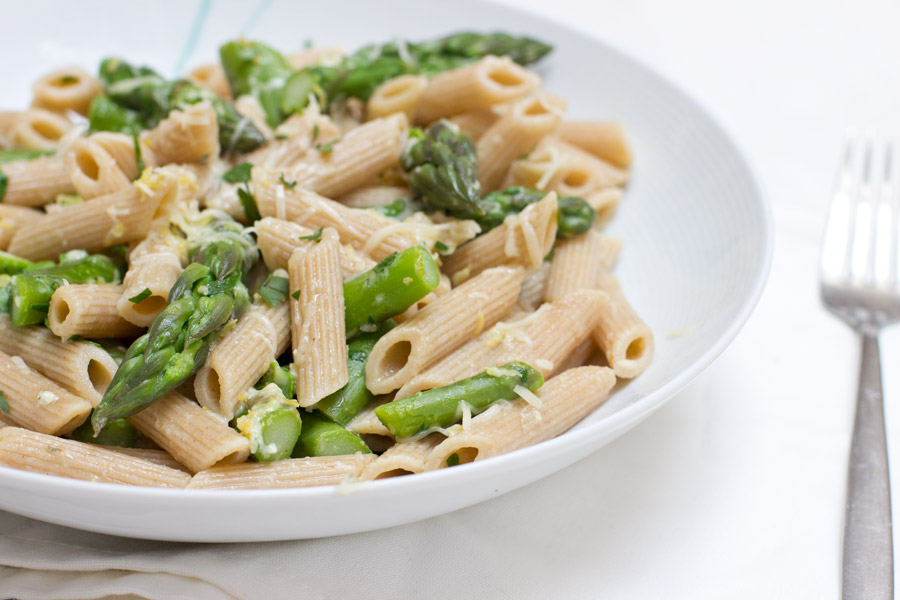 Green asparagus lemon pasta - fresh and easy lunch recipe