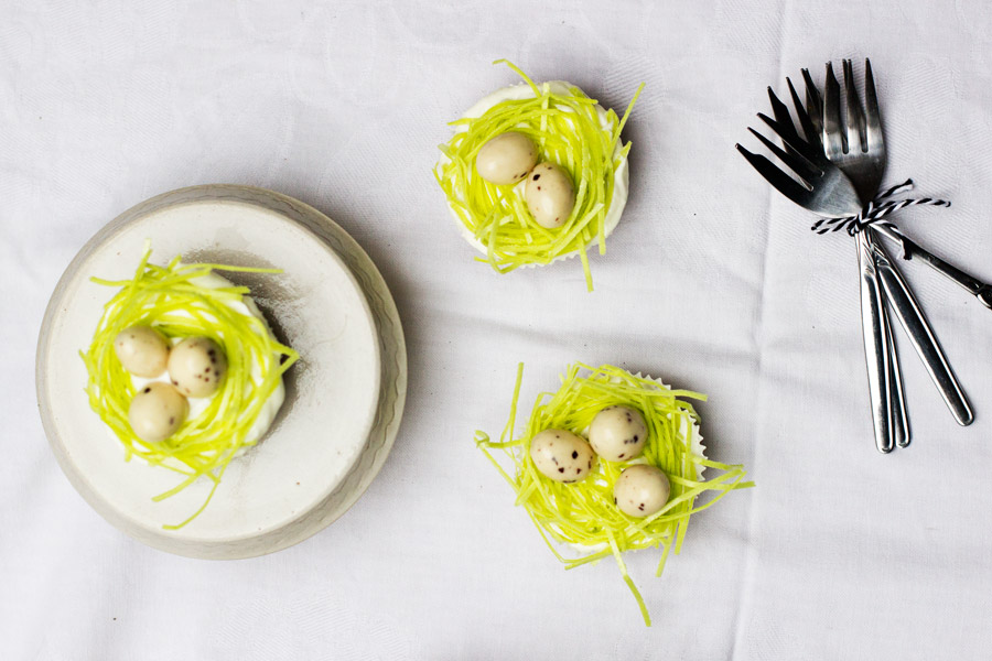 Make this cute poppy and carrot cupcake recipe for an eatable easter table decoration.