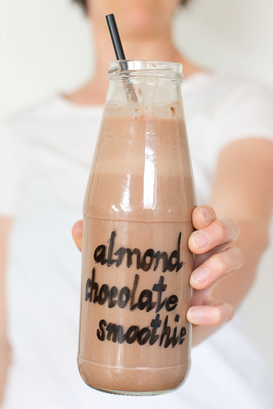 A healthy smoothie recipe that tastes like a delicious dessert to drink: 3 ingredients almond chocolate smoothie!