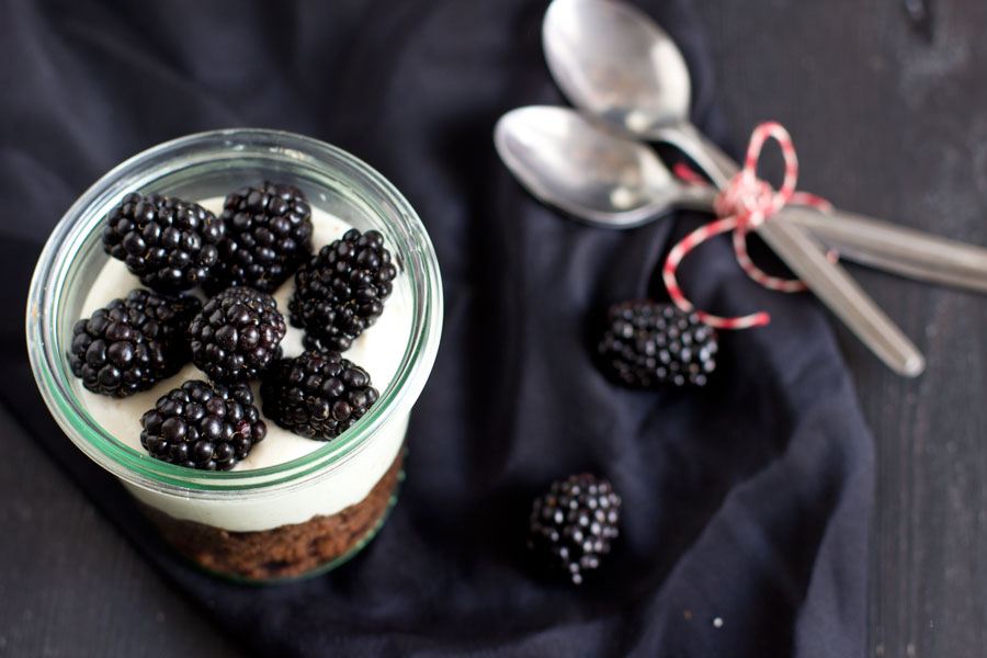 Easy summer dessert to go: chocolate cake in a jar with fresh sour cream and blackberries