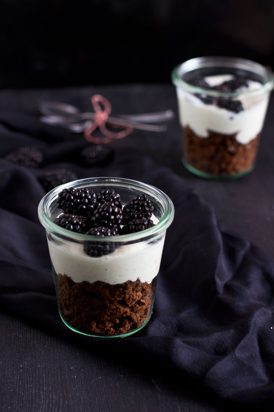 Easy summer dessert to go: chocolate cake in a jar with fresh sour cream and blackberries