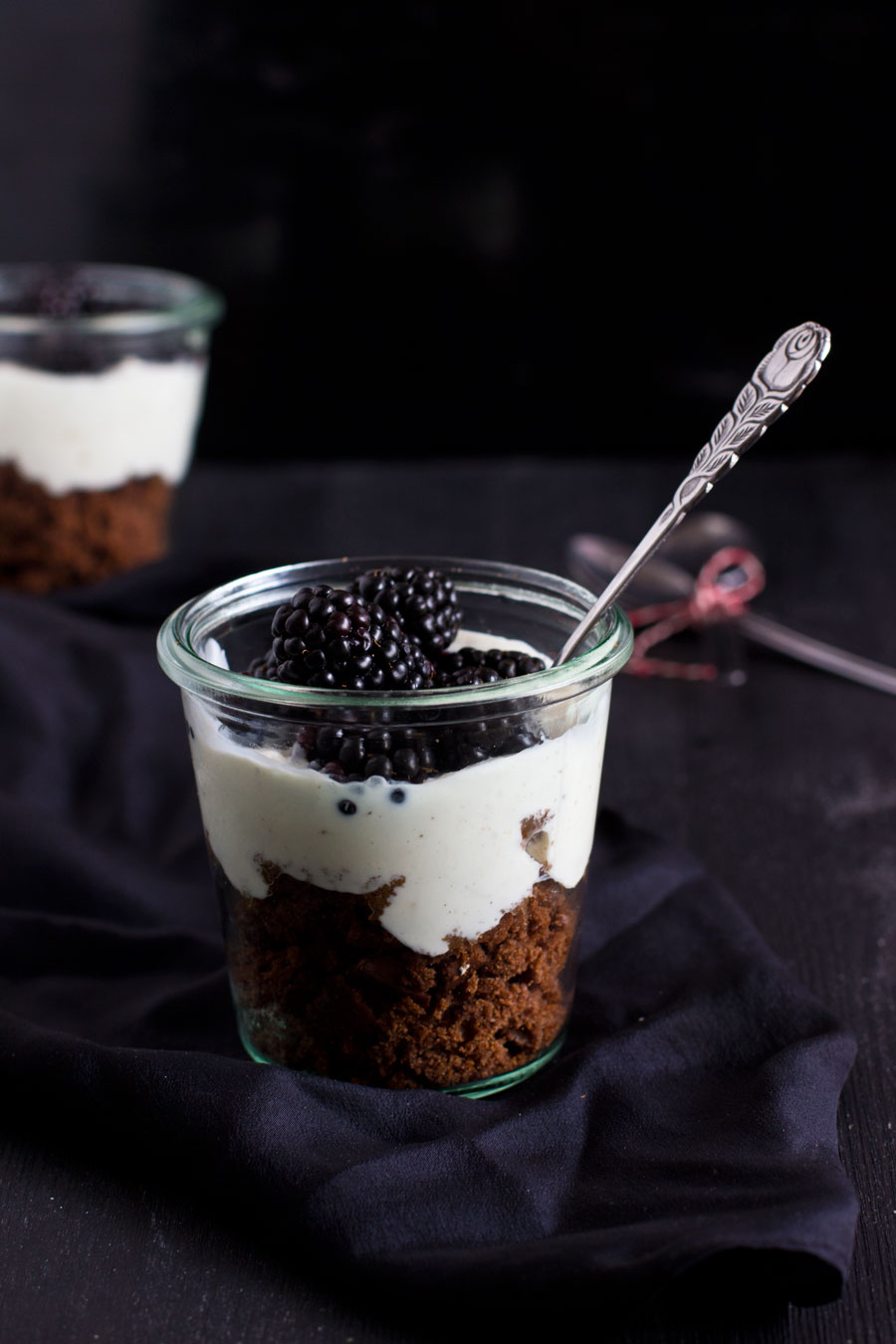 Easy summer dessert to go: chocolate cake in a jar with fresh sour cream and blackberries