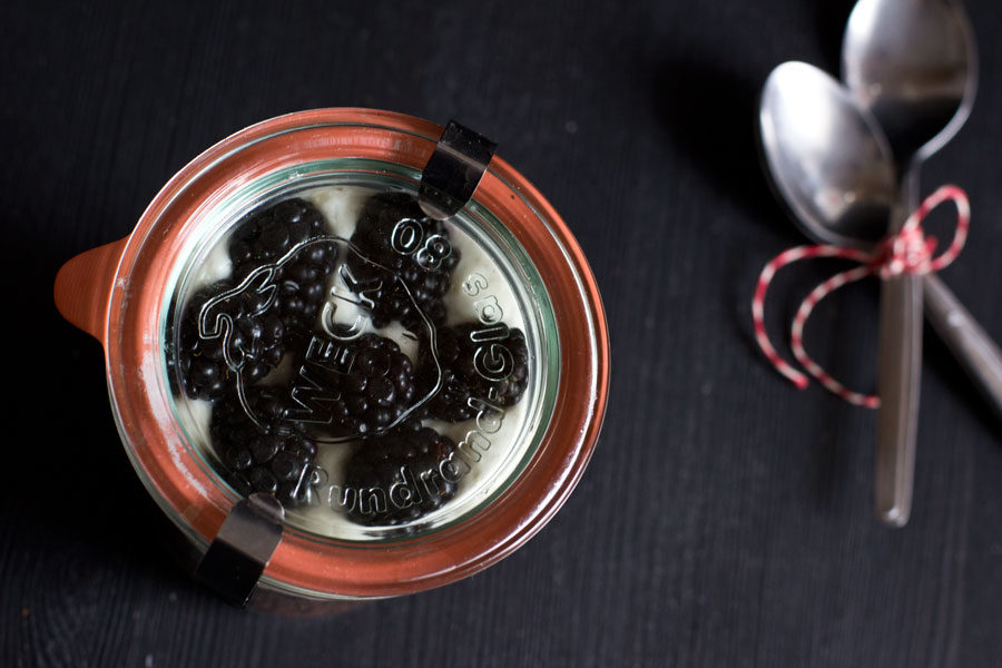 Easy summer dessert to go: chocolate cake in a jar with fresh sour cream and blackberries