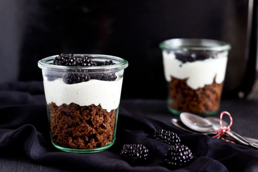 Easy summer dessert to go: chocolate cake in a jar with fresh sour cream and blackberries