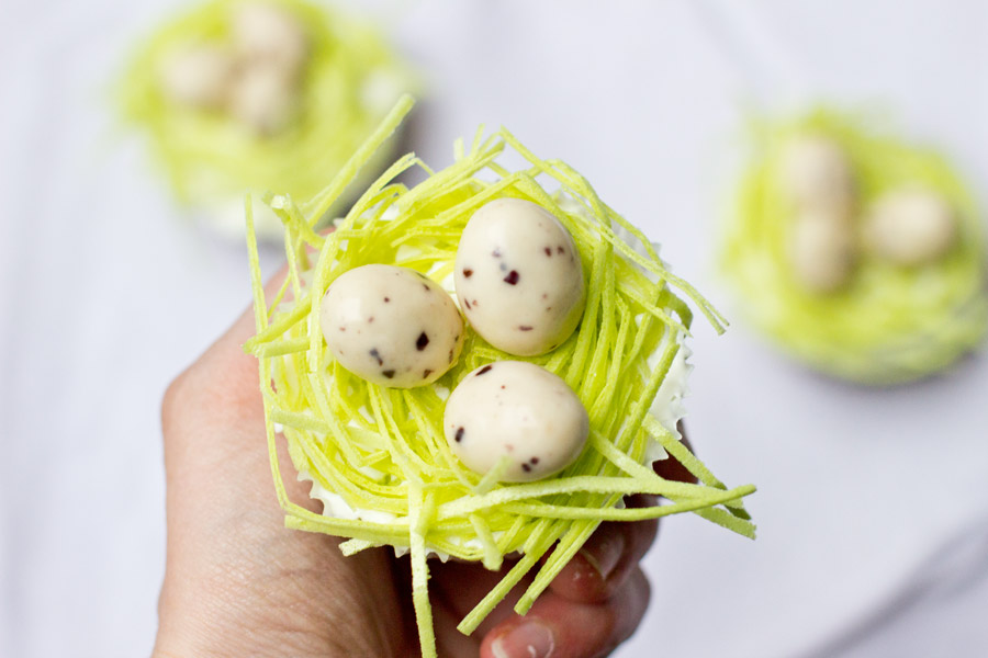 Make this cute poppy and carrot cupcake recipe for an eatable easter table decoration.