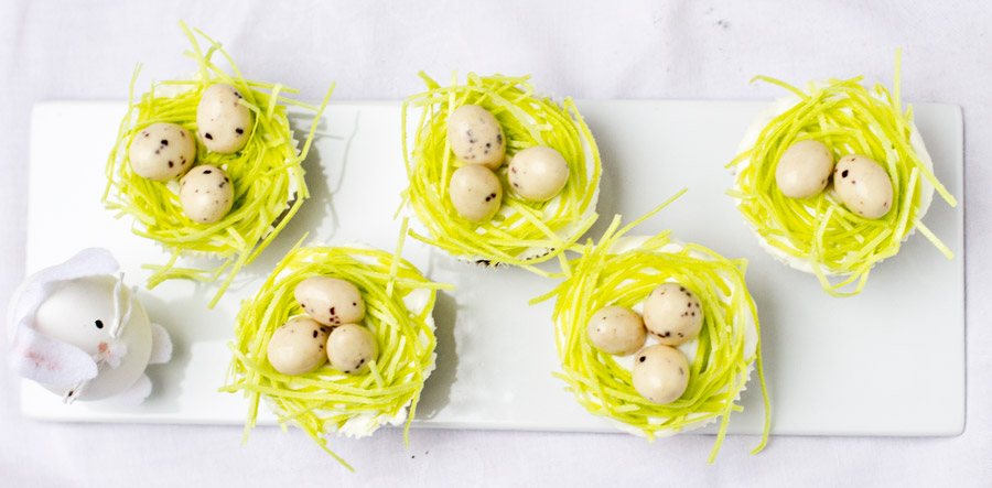 Make this cute poppy and carrot cupcake recipe for an eatable easter table decoration.