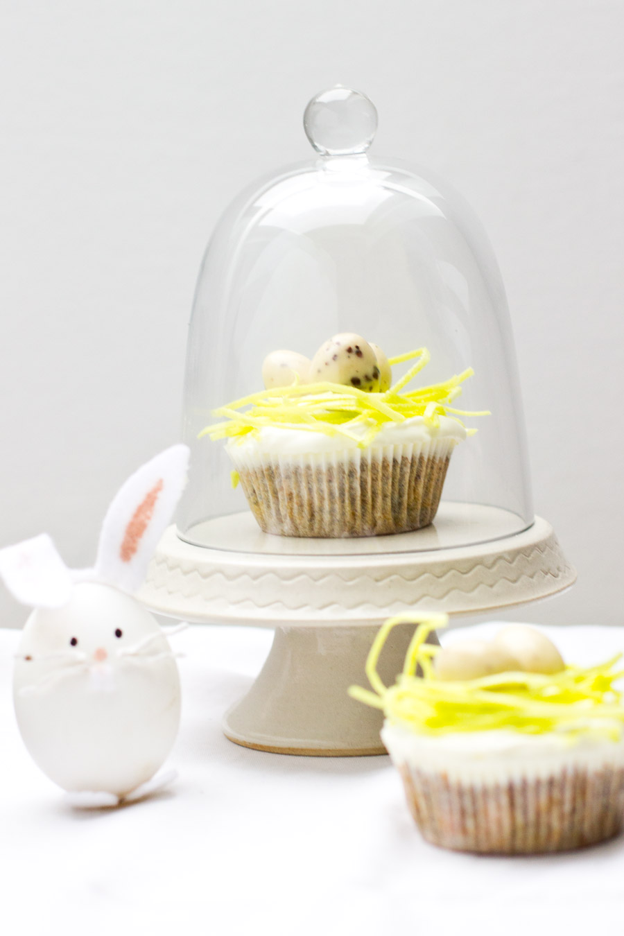 Make this cute poppy and carrot cupcake recipe for an eatable easter table decoration.