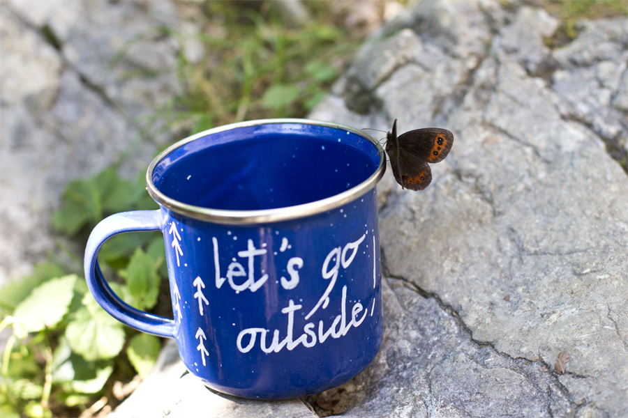 Get into the camping spirit with this DIY enamel camping cup.