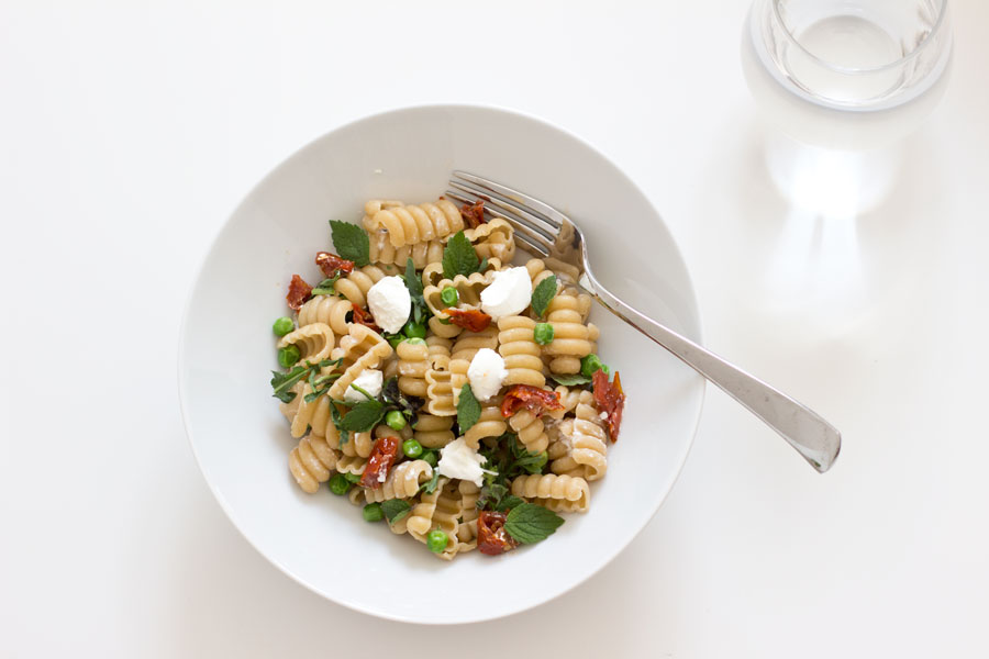 (Home) Office Lunch: Fresh summer pasta with peas and mint