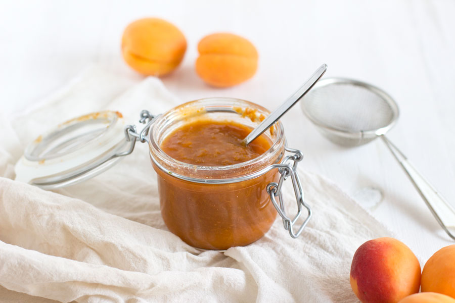 Easy homemade apricot jam recipe