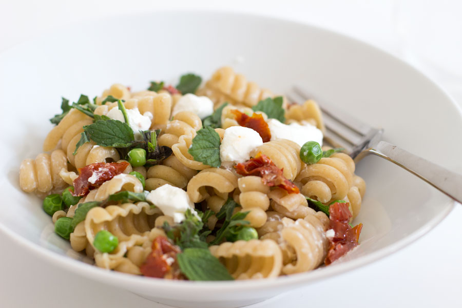 (Home) Office Lunch: Fresh summer pasta with peas and mint