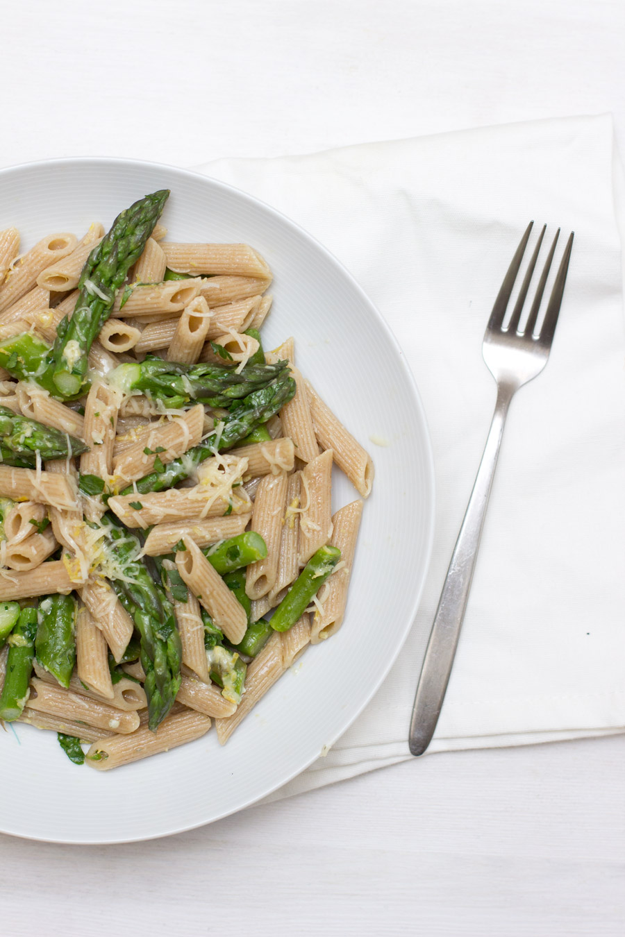 Green asparagus lemon pasta - fresh and easy lunch recipe