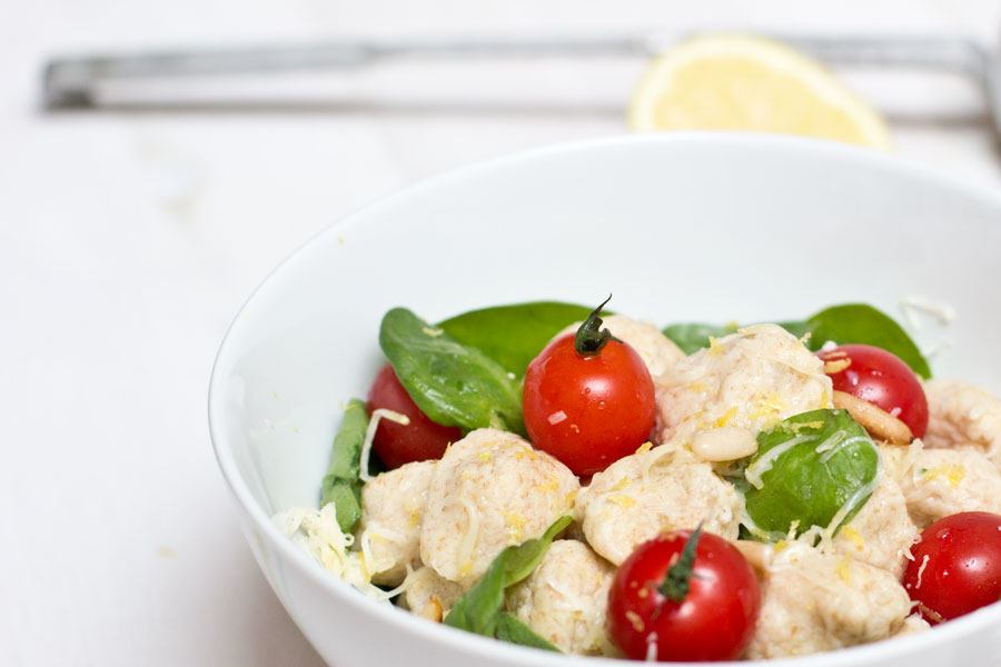 Make an easy and healthy office lunch recipe with homemade ricotta with fresh tomatoes and spinach.