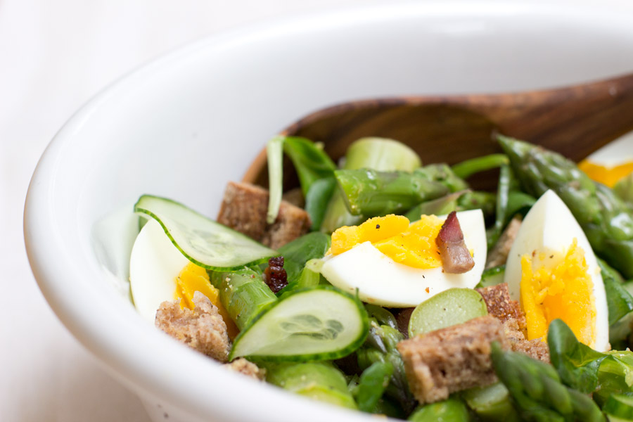 Delicious spring bread salad with  asparagus, bacon and egg