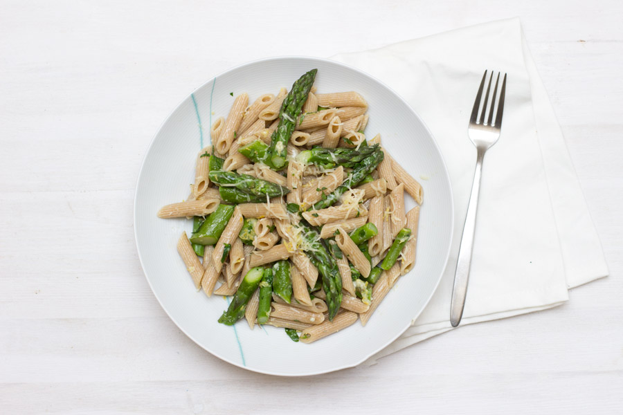 Green asparagus lemon pasta - fresh and easy lunch recipe