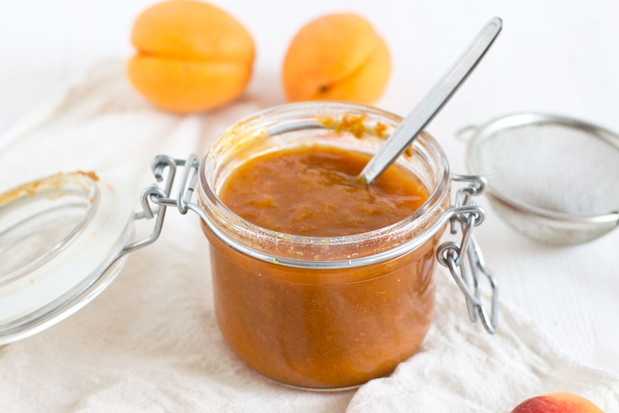 Easy homemade apricot jam recipe