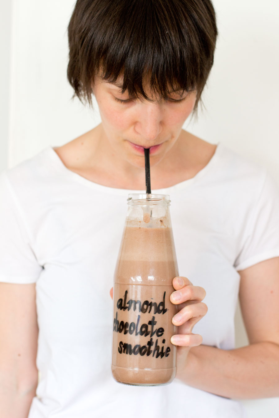 A healthy smoothie recipe that tastes like a delicious dessert to drink: 3 ingredients almond chocolate smoothie!