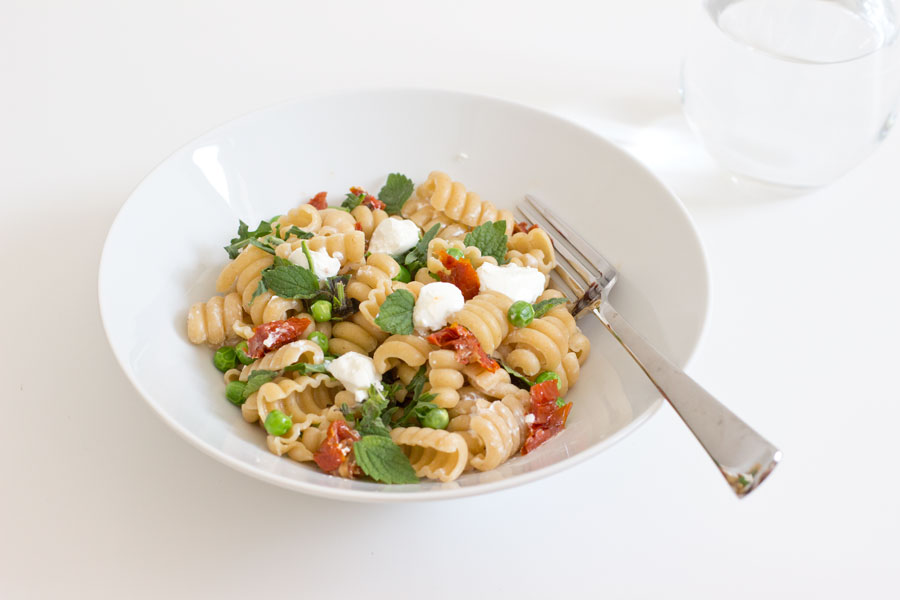 (Home) Office Lunch: Fresh summer pasta with peas and mint