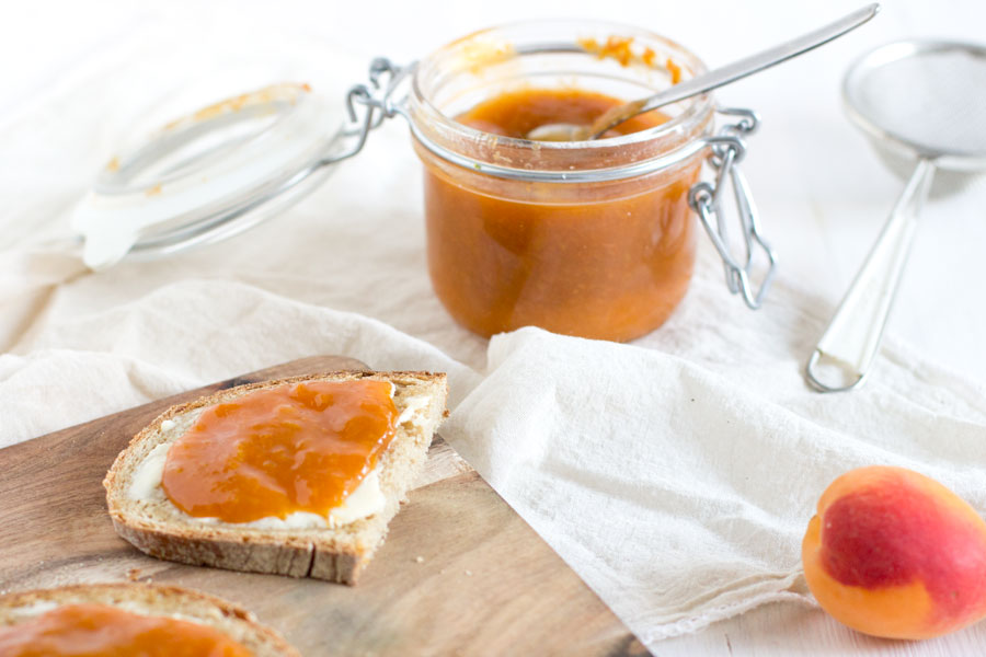 Easy homemade apricot jam recipe