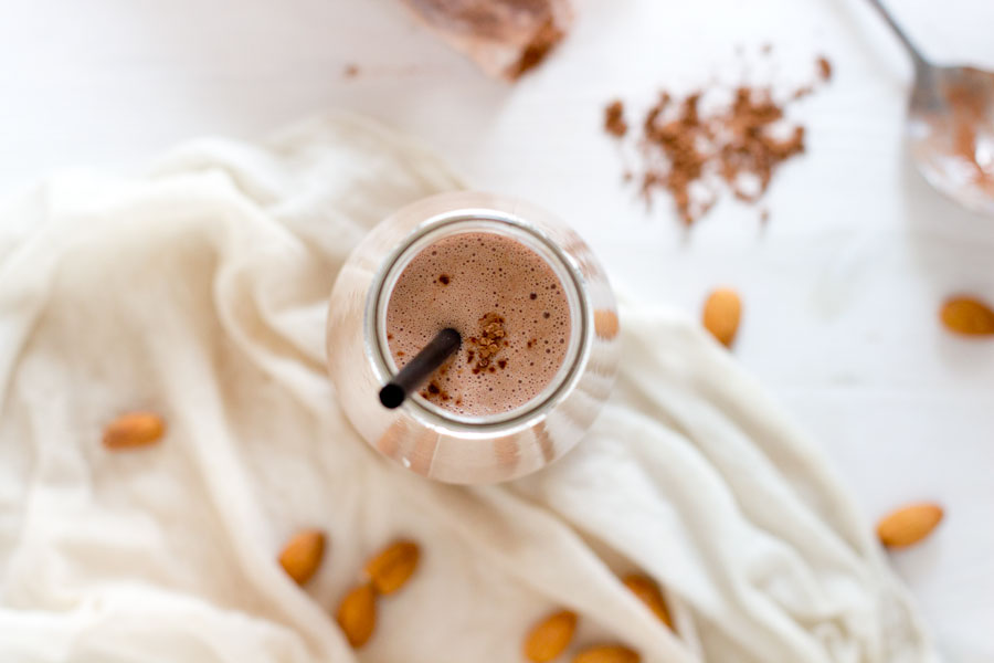 A healthy smoothie recipe that tastes like a delicious dessert to drink: 3 ingredients almond chocolate smoothie!