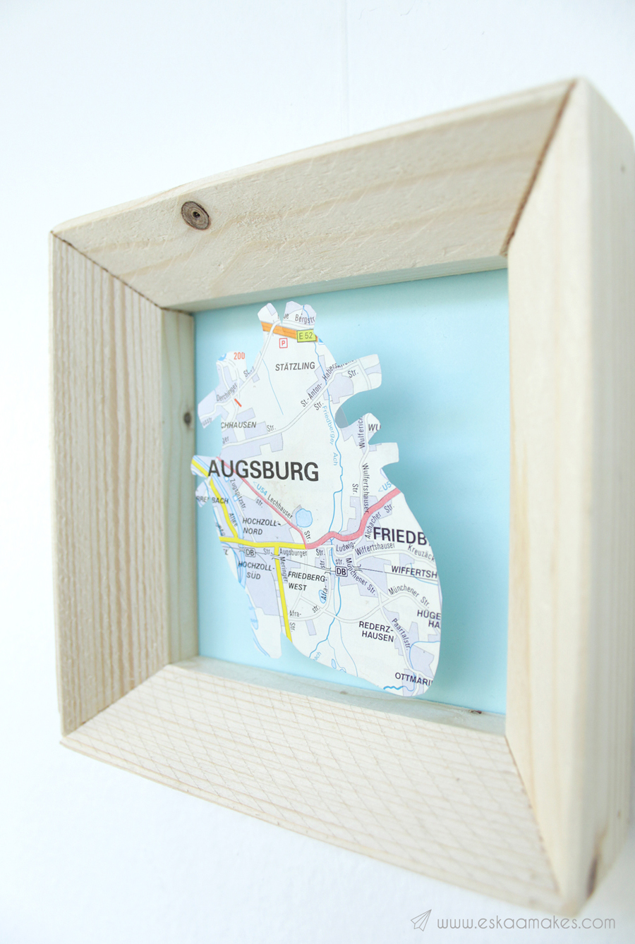 Blogpost from [es.kaa.]makes: Map-themed wall decor