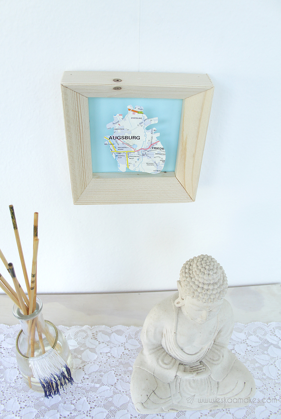 Blogpost from [es.kaa.]makes: Map-themed wall decor