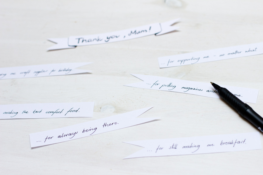 DIY last minute mother's day wreath - to tell your mum how much you love her and how thankful you are for all the little things she does for you.