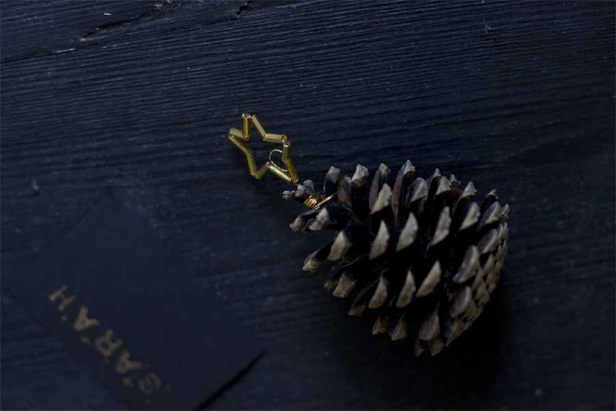 Golden star pine cone place cards DIY | LOOK WHAT I MADE ...