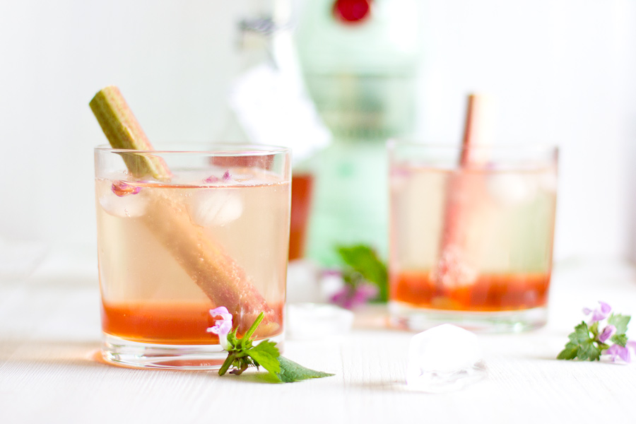 Rhubarb gin fizz cocktail recipe | Enjoy this cool and refreshing cocktail on hot summer nights. Made in 5 mins and definitely a crowd-pleaser