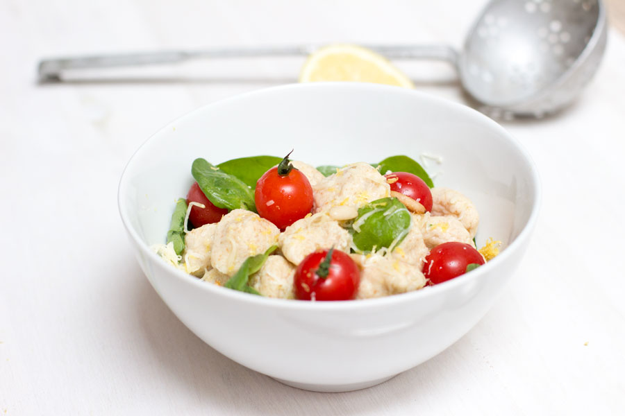 Make an easy and healthy office lunch recipe with homemade ricotta with fresh tomatoes and spinach.