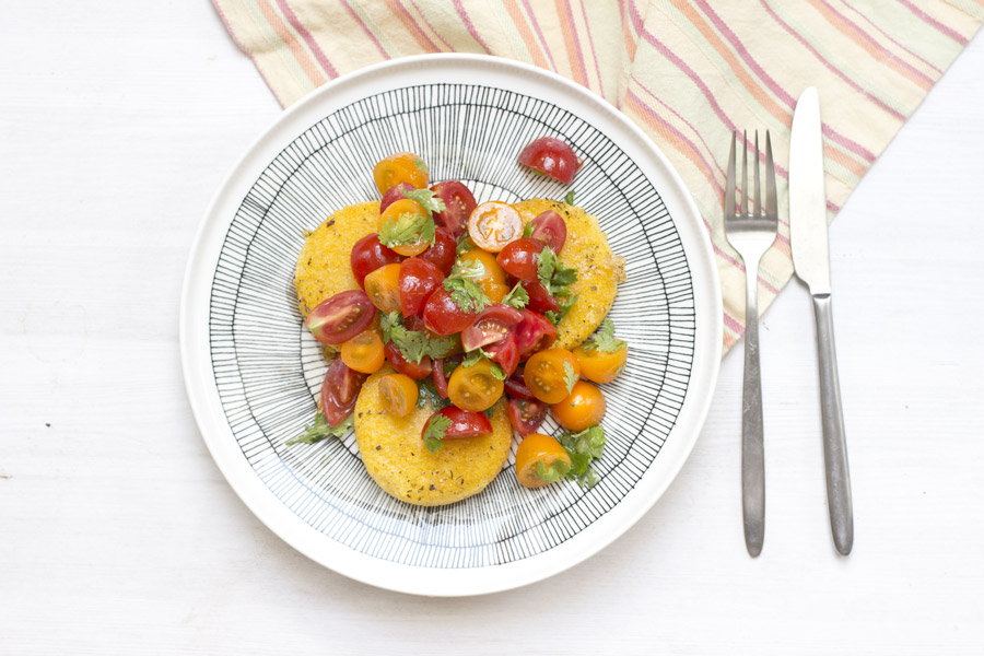 (Home) Office Lunch recipe: Roasted polenta rounds with tomato salad