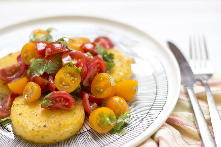 (Home) Office Lunch recipe: Roasted polenta rounds with tomato salad